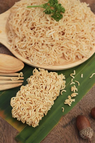 Στιγμιαία noodles σε ζεματισμένα και στεγνά άμεσων μανέστρα. — Φωτογραφία Αρχείου