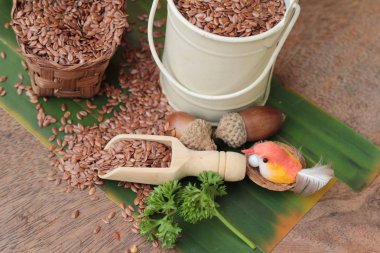 Ahşap arka plan üzerinde sağlık için keten tohumu