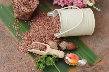 Ahşap arka plan üzerinde sağlık için keten tohumu