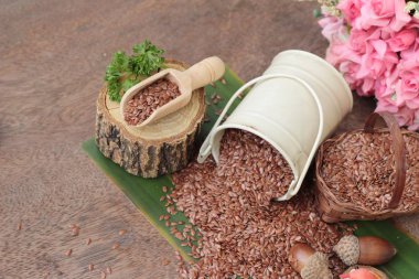 Ahşap arka plan üzerinde sağlık için keten tohumu