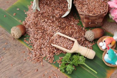 Ahşap arka plan üzerinde sağlık için keten tohumu