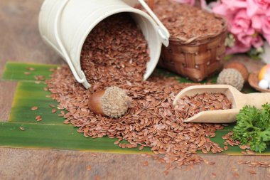 Ahşap arka plan üzerinde sağlık için keten tohumu