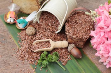 Ahşap arka plan üzerinde sağlık için keten tohumu