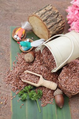 Ahşap arka plan üzerinde sağlık için keten tohumu