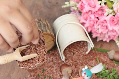 Ahşap arka plan üzerinde sağlık için keten tohumu