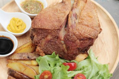 Kızarmış domuz knuckle geleneksel Alman yemekleri olduğunu