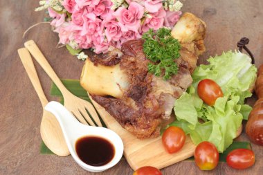 Kızarmış domuz knuckle geleneksel Alman yemekleri olduğunu