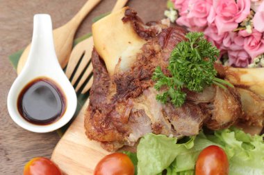 Kızarmış domuz knuckle geleneksel Alman yemekleri olduğunu