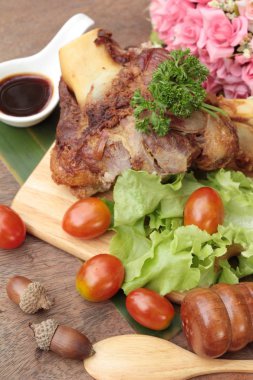 Kızarmış domuz knuckle geleneksel Alman yemekleri olduğunu