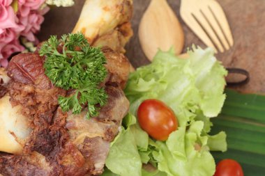 Kızarmış domuz knuckle geleneksel Alman yemekleri olduğunu