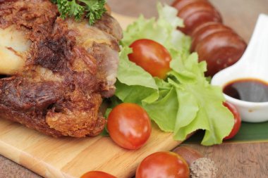 Kızarmış domuz knuckle geleneksel Alman yemekleri olduğunu