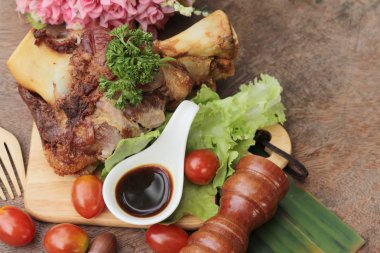 Kızarmış domuz knuckle geleneksel Alman yemekleri olduğunu