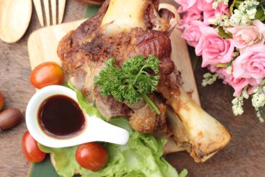 Kızarmış domuz knuckle geleneksel Alman yemekleri olduğunu