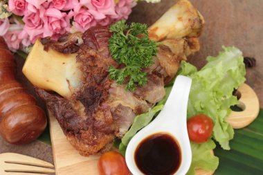 Kızarmış domuz knuckle geleneksel Alman yemekleri olduğunu