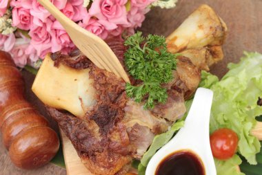 Kızarmış domuz knuckle geleneksel Alman yemekleri olduğunu