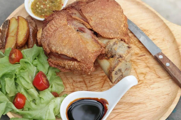 El nudillo de cerdo frito es comida tradicional alemana —  Fotos de Stock