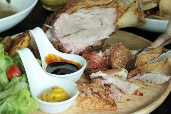 El nudillo de cerdo frito es comida tradicional alemana — Foto de Stock