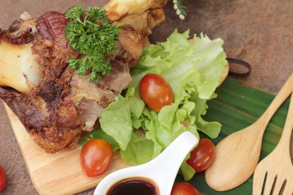 Kızarmış domuz knuckle geleneksel Alman yemekleri olduğunu