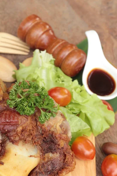 El nudillo de cerdo frito es comida tradicional alemana — Foto de Stock