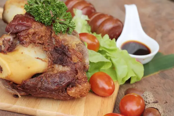 La nocca di maiale fritta è cibo tradizionale tedesco — Foto Stock
