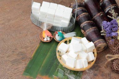 Beyaz şeker küpleri organik ve kamışı