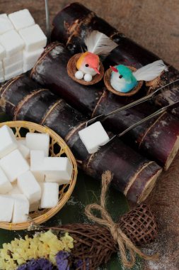 Beyaz şeker küpleri organik ve kamışı