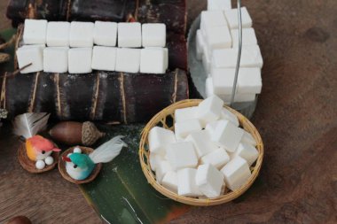 Beyaz şeker küpleri organik ve kamışı
