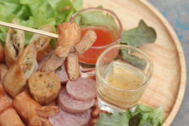 Meze sosis kızarmış bahar rulo lezzetli ile.