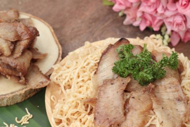 Anlık erişte ile pişmiş domuz eti lezzetli beyazlatılmış