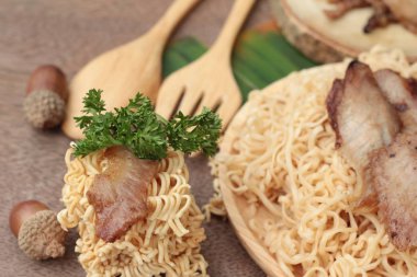 Anlık erişte ile pişmiş domuz eti lezzetli beyazlatılmış