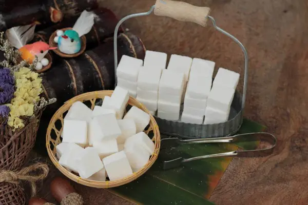 Beyaz şeker küpleri organik ve kamışı — Stok fotoğraf