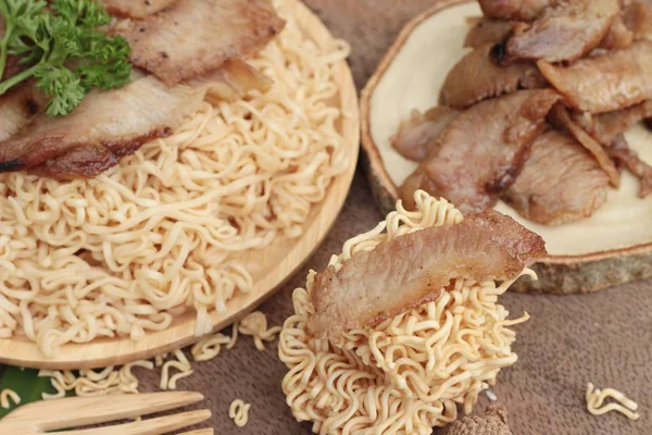 Macarrão instantâneo em branco com carne de porco assada delicioso — Fotografia de Stock