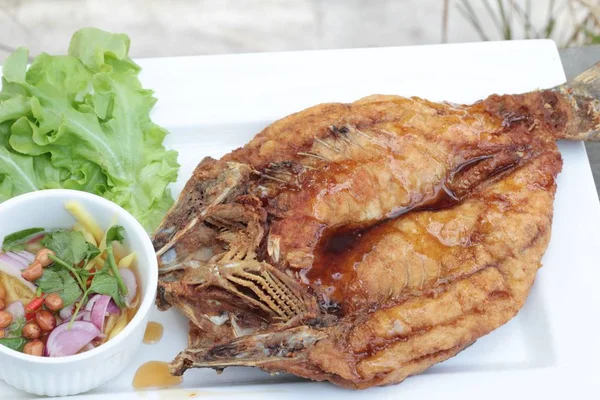 Pargo frito con salsa de pescado y ensalada picante . —  Fotos de Stock