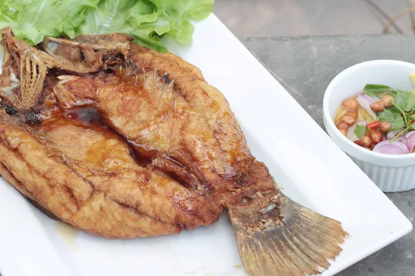 Pargo frito com molho de peixe e salada picante . — Fotografia de Stock