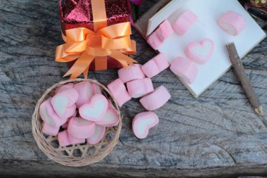 Noel dekorasyon pembe kalp hatmi ile kutlamak