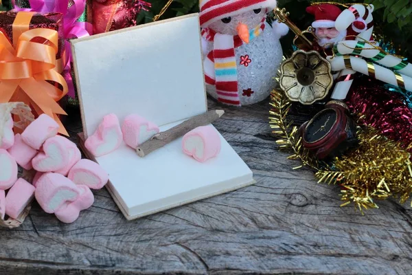 Γιορτάστε τα Χριστούγεννα διακόσμηση με το ροζ καρδιά marshmallow — Φωτογραφία Αρχείου