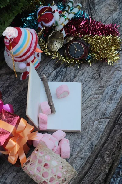 Celebrare la decorazione di Natale con marshmallow cuore rosa — Foto Stock