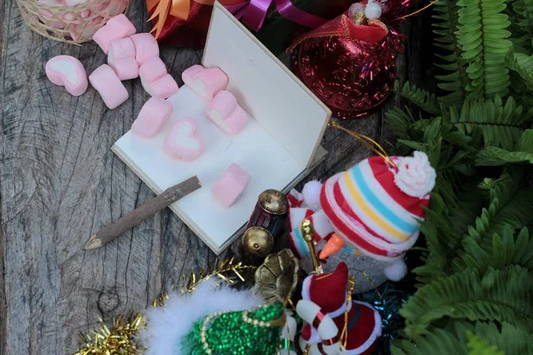 Celebrare la decorazione di Natale con marshmallow cuore rosa — Foto Stock