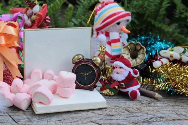 Γιορτάστε τα Χριστούγεννα διακόσμηση με το ροζ καρδιά marshmallow — Φωτογραφία Αρχείου