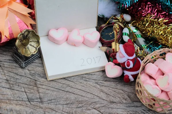 Weihnachtsdekoration mit rosa Herz Marshmallow feiern — Stockfoto