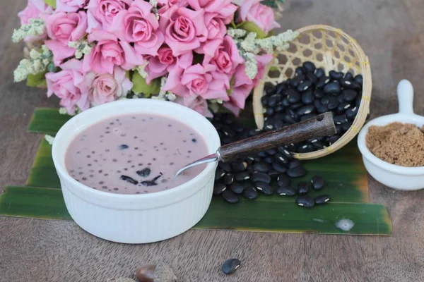 Guisantes de ojos negros con leche de coco es delicioso — Foto de Stock