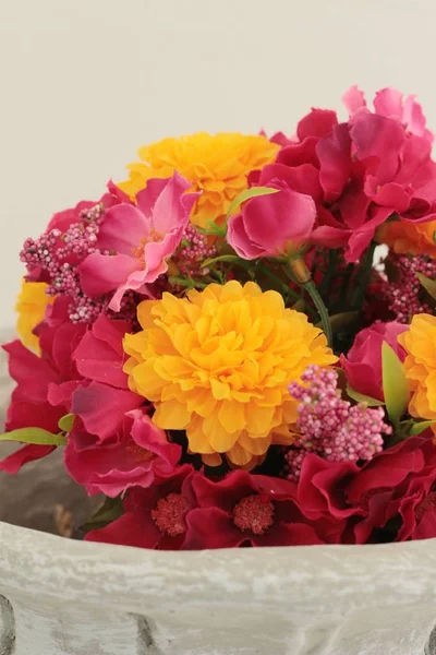 Konstgjorda blommor i en vacker vas. — Stockfoto