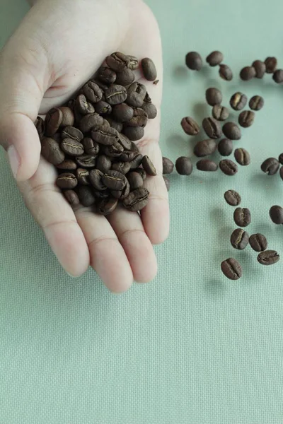 Grains de café torréfiés à la main . — Photo