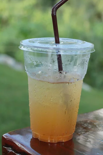 Té de limón frío en vidrio con la naturaleza . —  Fotos de Stock