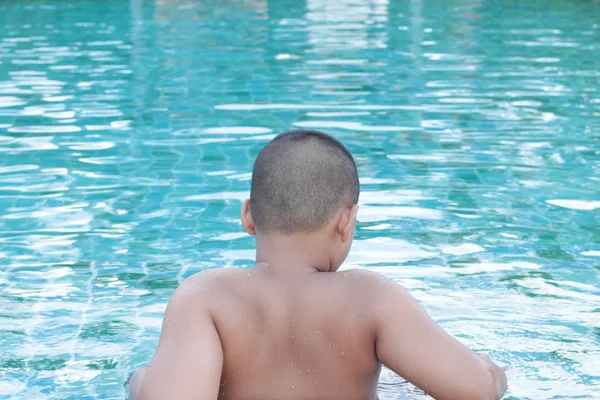 Junge schwimmt glücklich im Schwimmbad. — Stockfoto