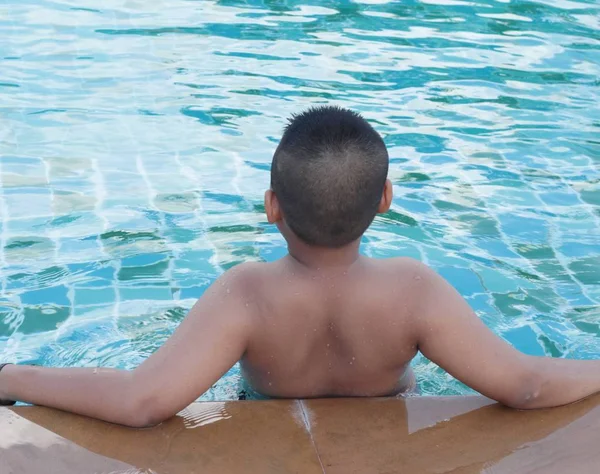 Ragazzo che nuota in piscina felice . — Foto Stock