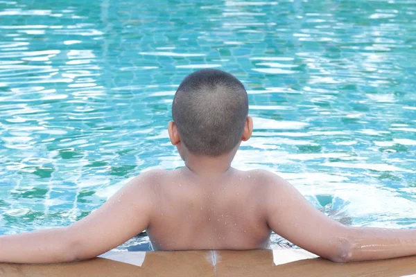 Хлопчик плаває в басейні щасливий . — стокове фото