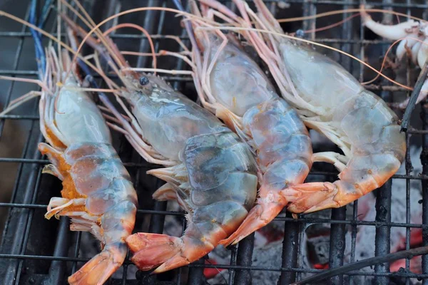 Udang panggang di atas kompor sangat lezat. . — Stok Foto