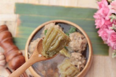 Acı kavun dolması ile kıyılmış domuz çorbası