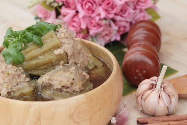 Суп з гіркою динею, фарширований фаршем зі свинини — стокове фото